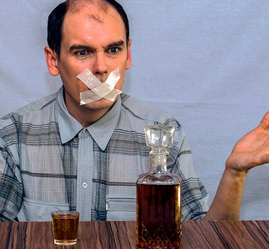 мужчина заклеил себе рот скотчем что бы не пить алкоголь