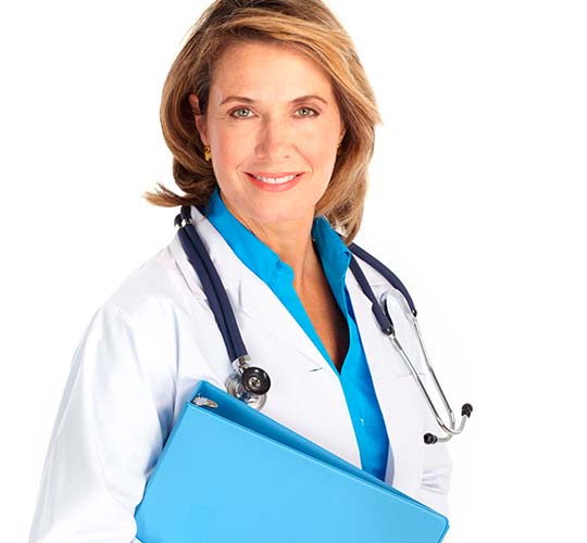 женщина врач в халате с папкой в руке смотрит в камеру