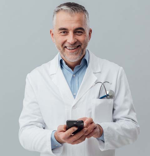 мужчина врач с мобильным телефоном в руках