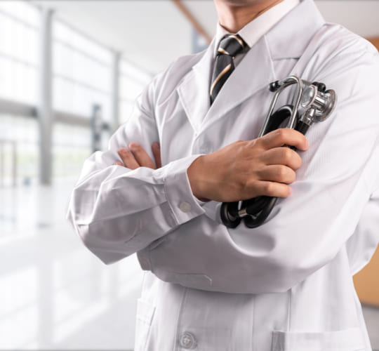 врач в белом халате со стетоскопом